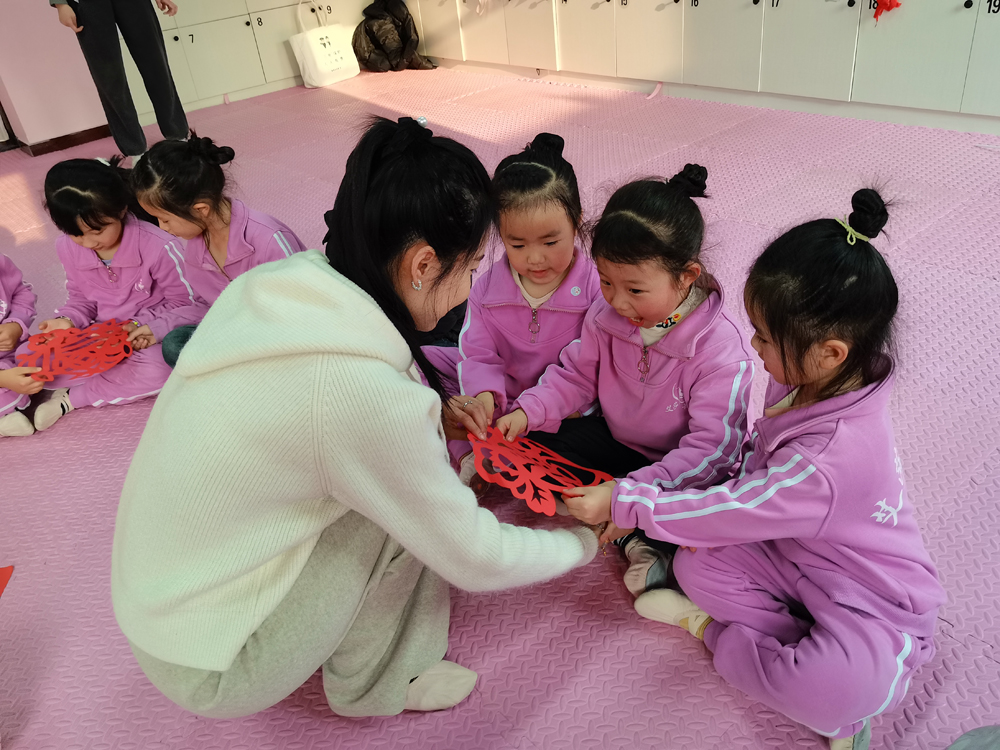 【禁毒知识进社区】巧手剪纸绎毒品