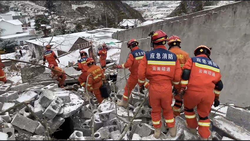 云南镇雄突发山体滑坡 18户47人被掩埋