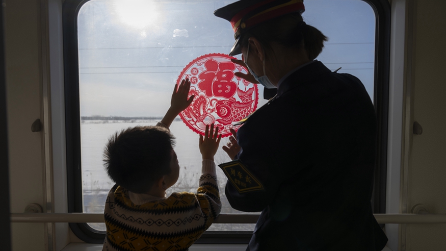 新春走基层丨穿冰卧雪——“东极列车”的温暖故事