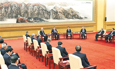 习近平同党外人士共迎新春 代表中共中央，向各民主党派、工商联和无党派人士，向统一战线广大成员，致以诚挚问候和新春祝福 王沪宁蔡奇丁薛祥出席