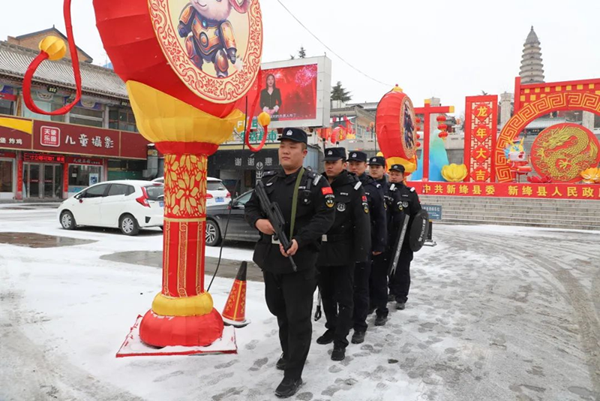 新绛美丽雪“警” 暖心守护