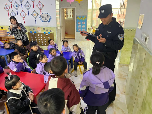 法治宣传进校园 讲好“开学第一课”