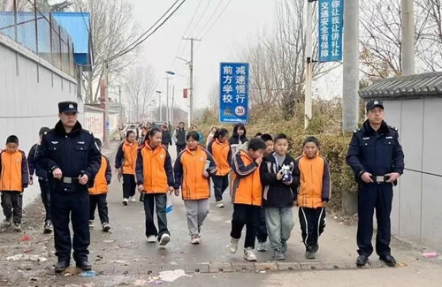 用“心”护学   为“爱”站岗 ----绛县公安举全警之力守好“成长路”