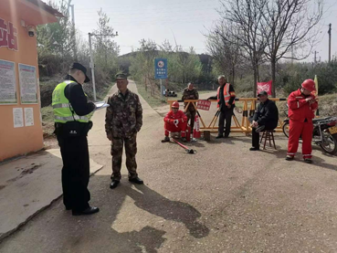 清明群众忙祭祖  基层民警保安全
