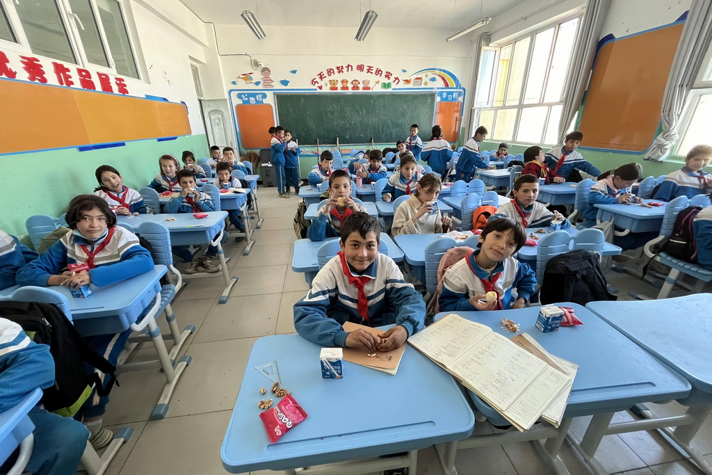 2023年9月22日，在塔县城乡寄宿制小学，孩子们课间吃免费营养餐。新华社记者 高晗 摄